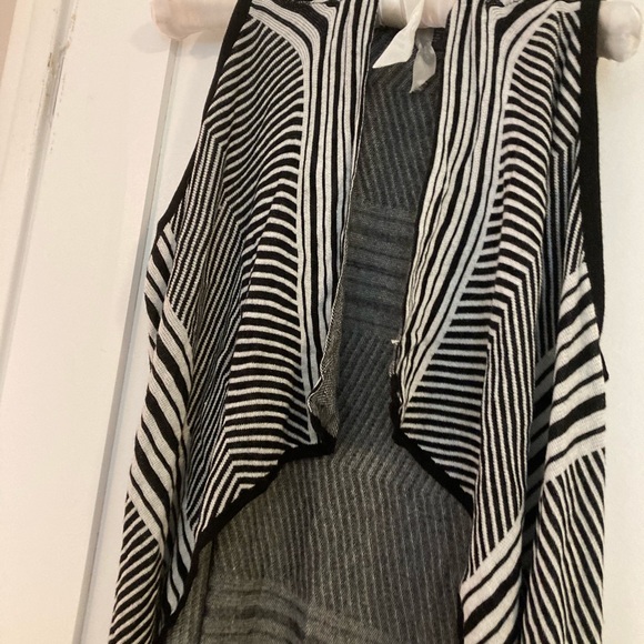5/$25Chelsea & Theodore black white graphic sweater vest large - Picture 2 of 7